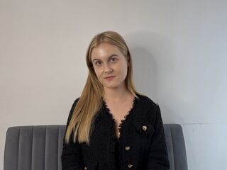 cam girl masturbating with sextoy BellaMonson