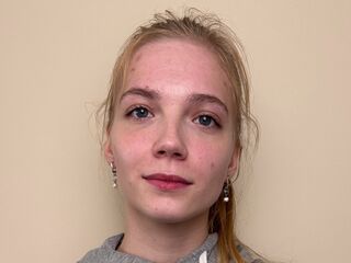 girl fingering bald pussy CarmanChapmon