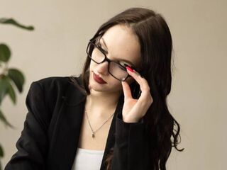 cam girl playing with vibrator DelaineLamie