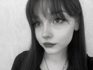 camgirl playing with vibrator EvelynnCaillouet