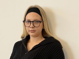 kinky webcam model FrancesVirunes