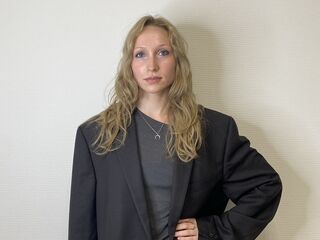 cam girl playing with dildo IrinaVelzeboer