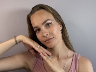 camgirl fingering shaved pussy JerilynMominee