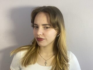 camwhore fingering pussy KeiraBau