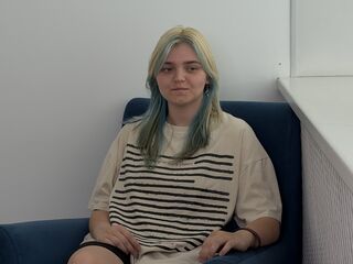 girl showing pussy LauriMagnie