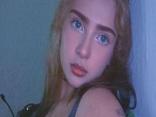 hot cam girl fingering shaved pussy LuanaGreen