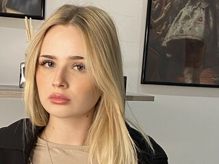 topless webcamgirl MarnieRhyner