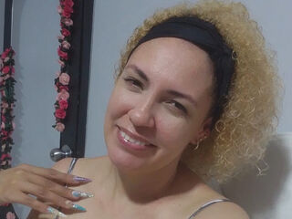 camslut showing tits MireyaVidal